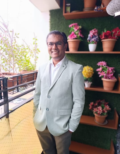 Dr Manish Lunia gastroenterologist in Raipur sitting in clinic providing consultation for digestive and liver diseases